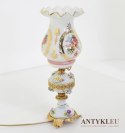 Antyczna porcelanowa lampa na stolik w pałacowym stylu.