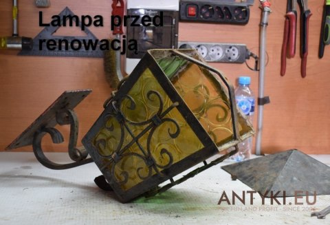 Antyczna lampa sprzed kamienicy. Latarnia przed dom z przedwojnia.