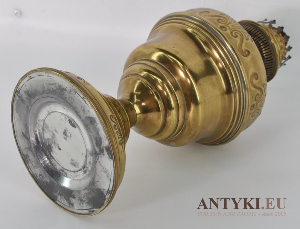Antyki. Zabytkowa lampa naftowa dekoracyjna i użytkowy antyk.