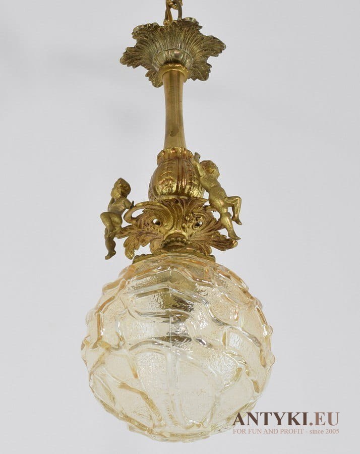 Barokowy zwis do ganku holu łazienki. Lampa sufitowa szklana kula z amorkami aniołkami. Barok rokoko.
