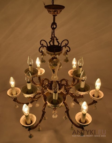 Barokowy żyrandol salonowy antyk z białymi różyczkami chandelier z Francji