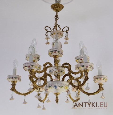 Barokowy żyrandol salonowy antyk z białymi różyczkami chandelier z Francji