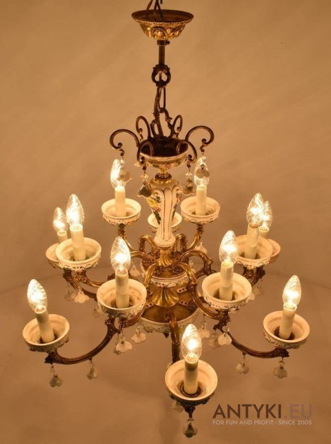 Barokowy żyrandol salonowy antyk z białymi różyczkami chandelier z Francji