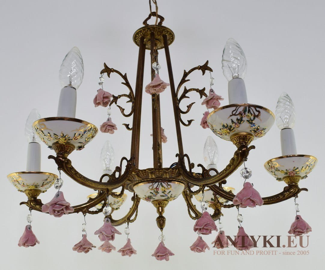 Barokowy żyrandol z różowymi różyczkami lampa sufitowa w ciepłych kolorach