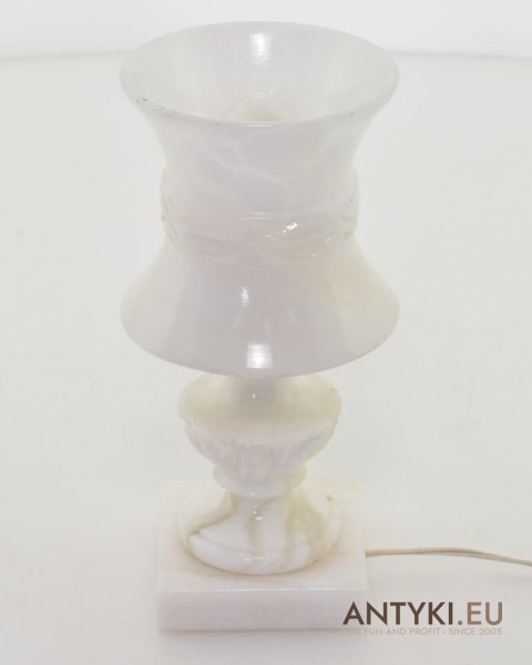 Biała kamienna lampa stołowa alabastrowa. Ekskluzywne oświetlenie stylowe.