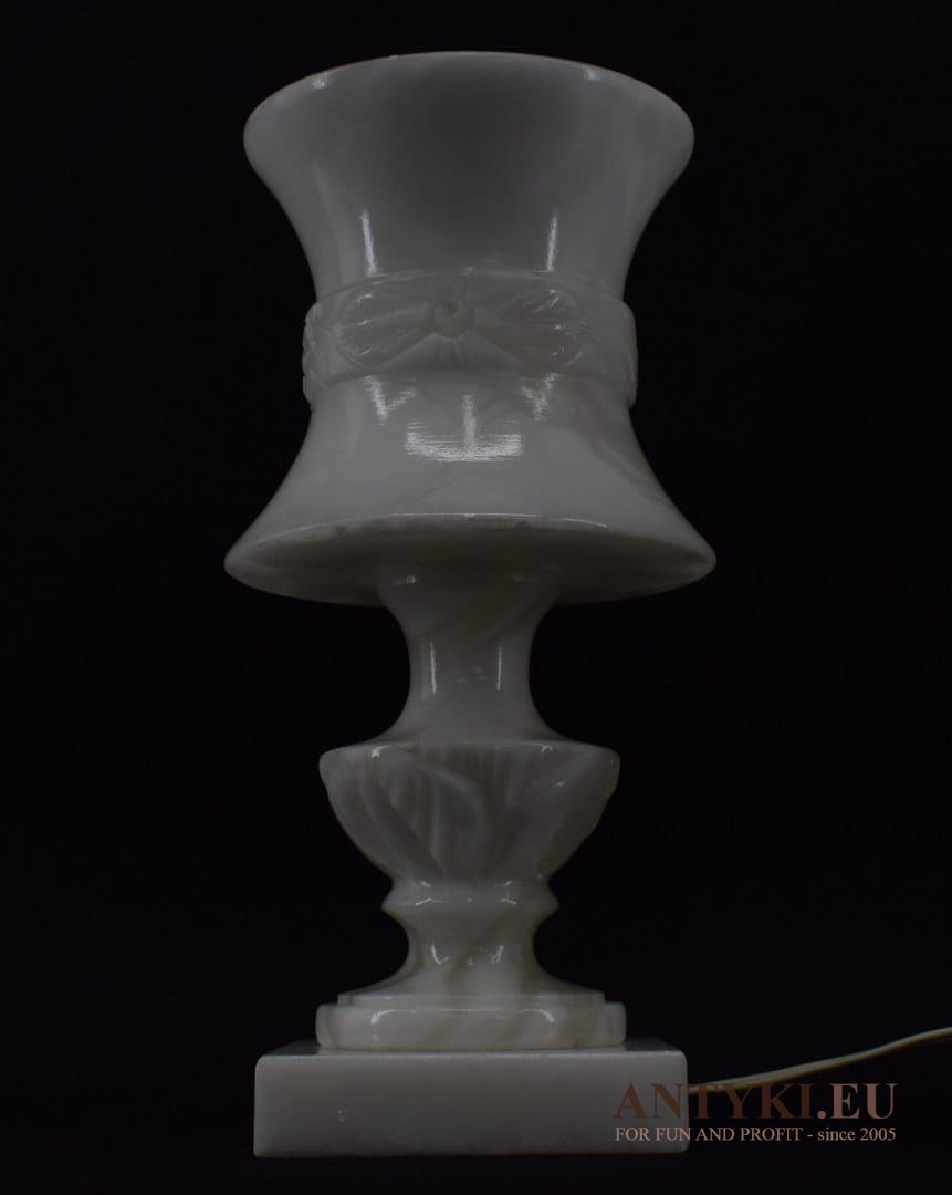 Biała kamienna lampa stołowa alabastrowa. Ekskluzywne oświetlenie stylowe.