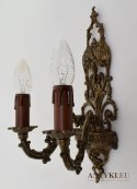 Bogato zdobiony kinkiet pałacowy. Lampa ścienna mosiężna w stylu vintage. Zabytkowe oświetlenie.