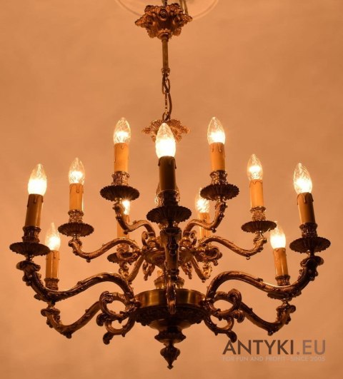 Bogaty żyrandol pałacowy. Stylowy chandelier mosiężny 12 ramienny. Antyki zamkowe.