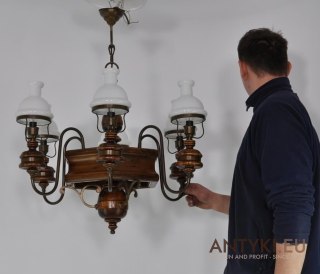 Chesterfield salonowy żyrandol angielski. Duża lampa z kloszami do salonu knajpy karczmy.