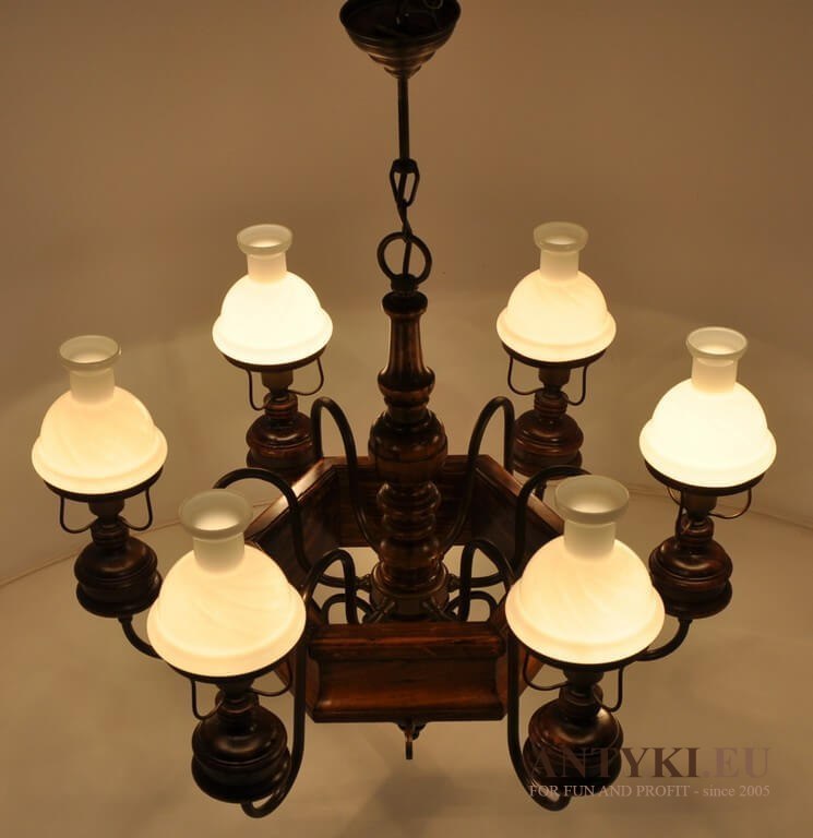 Chesterfield salonowy żyrandol angielski. Duża lampa z kloszami do salonu knajpy karczmy.