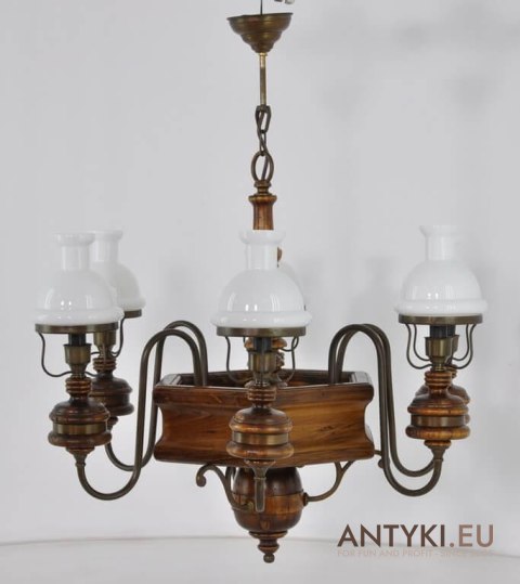 Chesterfield salonowy żyrandol angielski. Duża lampa z kloszami do salonu knajpy karczmy.