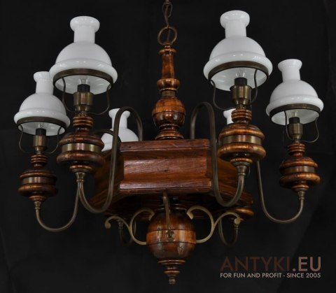 Chesterfield salonowy żyrandol angielski. Duża lampa z kloszami do salonu knajpy karczmy.