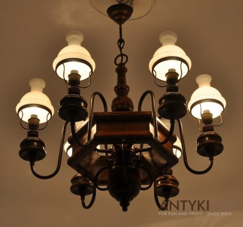 Chesterfield salonowy żyrandol angielski. Duża lampa z kloszami do salonu knajpy karczmy.