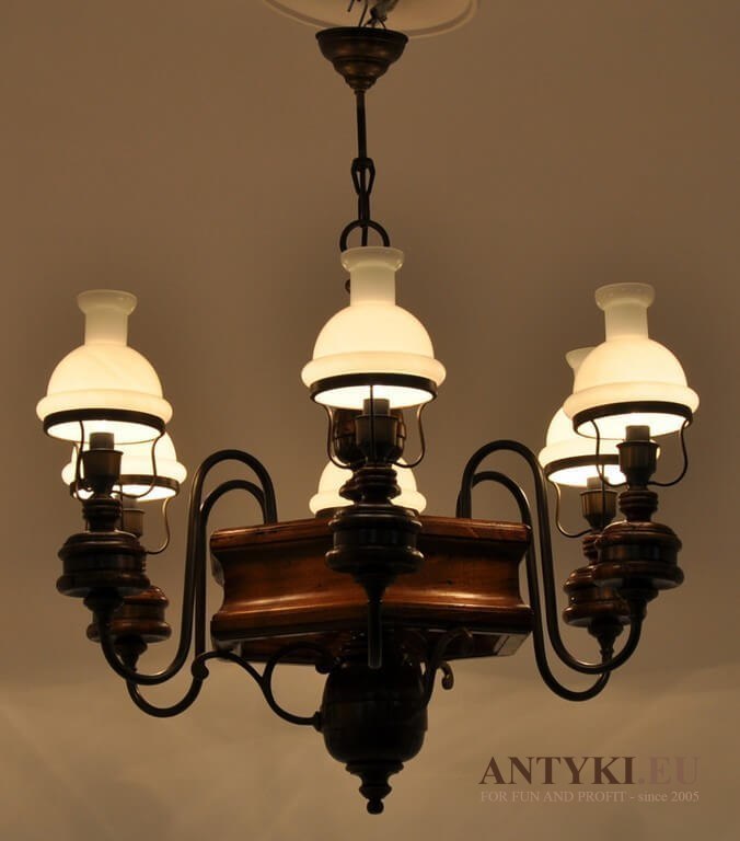 Chesterfield salonowy żyrandol angielski. Duża lampa z kloszami do salonu knajpy karczmy.