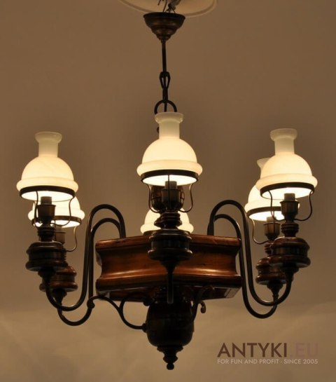 Chesterfield salonowy żyrandol angielski. Duża lampa z kloszami do salonu knajpy karczmy.