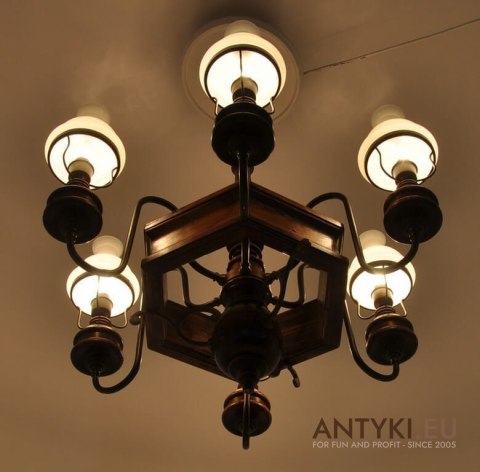 Chesterfield salonowy żyrandol angielski. Duża lampa z kloszami do salonu knajpy karczmy.