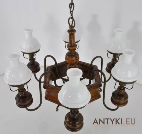 Chesterfield salonowy żyrandol angielski. Duża lampa z kloszami do salonu knajpy karczmy.