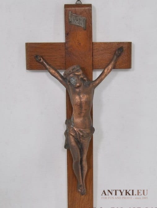 Stary, drewniany krzyż z Jezusem na ścianę