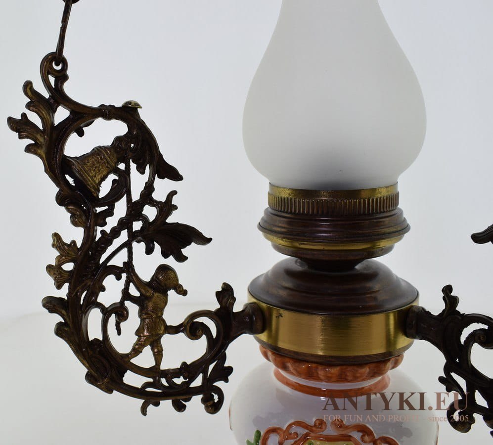 Starodawna lampa naftowa sufitowa przerobiona na elektryczną oświetlenie retro vintage