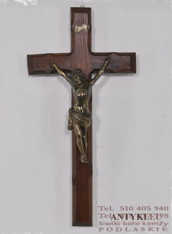 Duży drewniany , rustykalny krzyż na ścianę