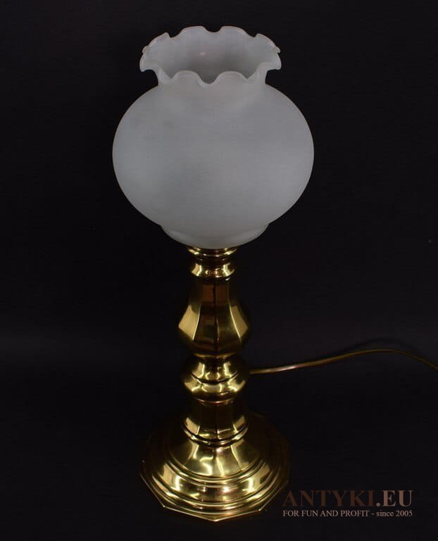 Zabytkowa secesyjna lampka złota z mlecznym kloszem. Lampa na stolik