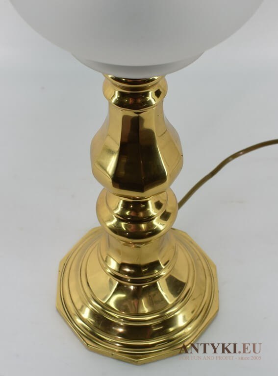 Zabytkowa secesyjna lampka złota z mlecznym kloszem. Lampa na stolik. Salonowe antyki.