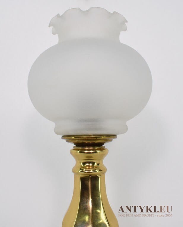 Zabytkowa secesyjna lampka złota z mlecznym kloszem. Lampa na stolik. Salonowe antyki.