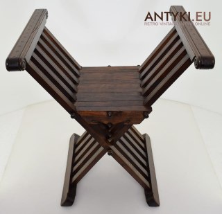 Stylowe krzesło nożycowe Kleopatra – zabytkowy mebel muzealny vintage