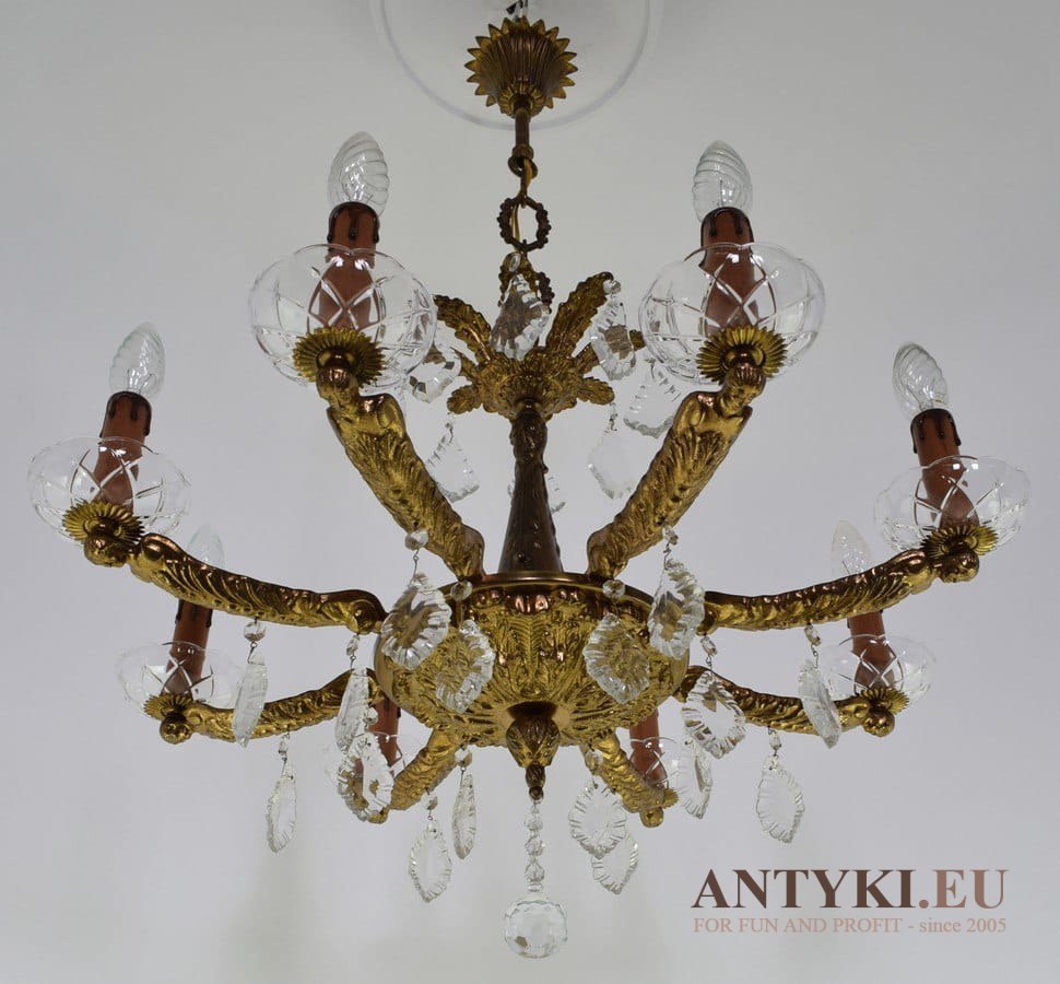 Złoty żyrandol z kryształami chandelier salonowy.