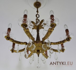 Złoty żyrandol z kryształami chandelier salonowy.