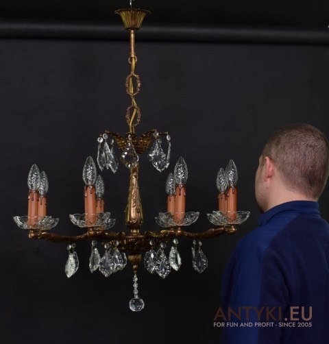 Złoty żyrandol z kryształami chandelier salonowy.