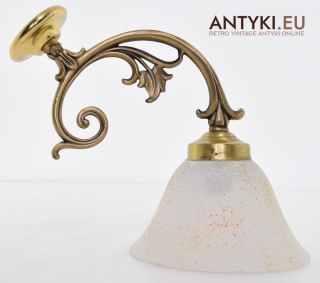 Kinkiety w stylu retro. Stare lampki ścienne z kloszami.