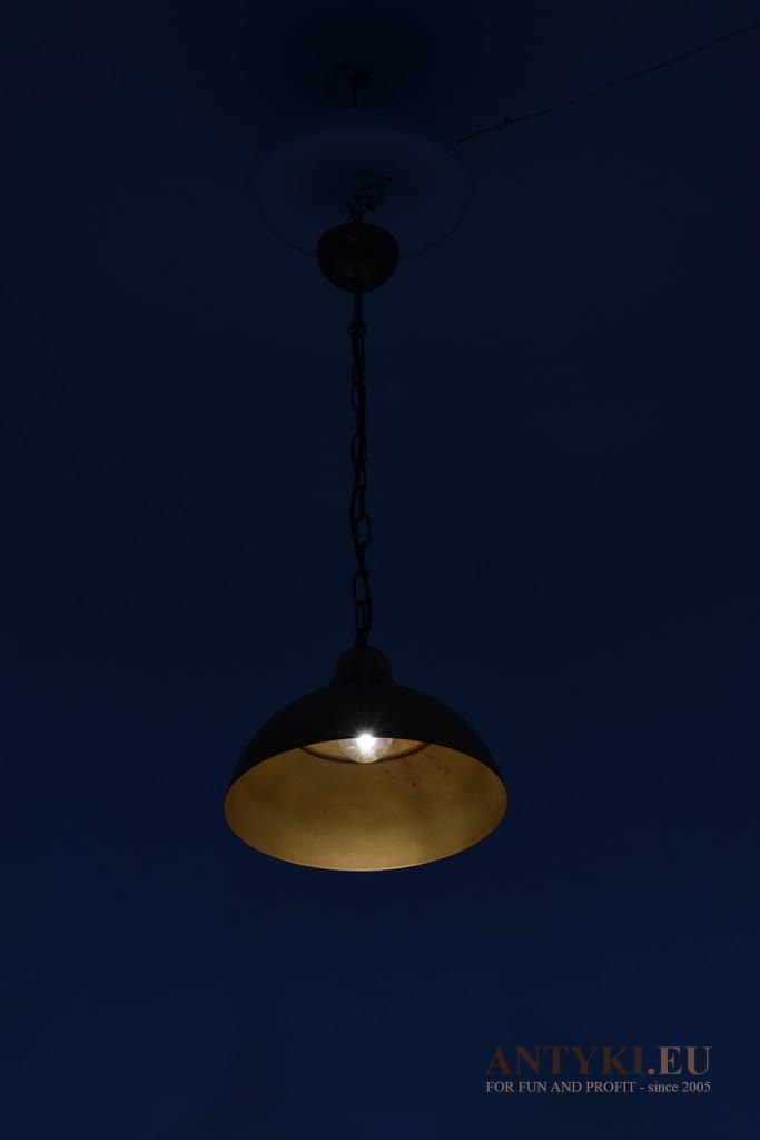 Mosiężna lampa sufitowa.