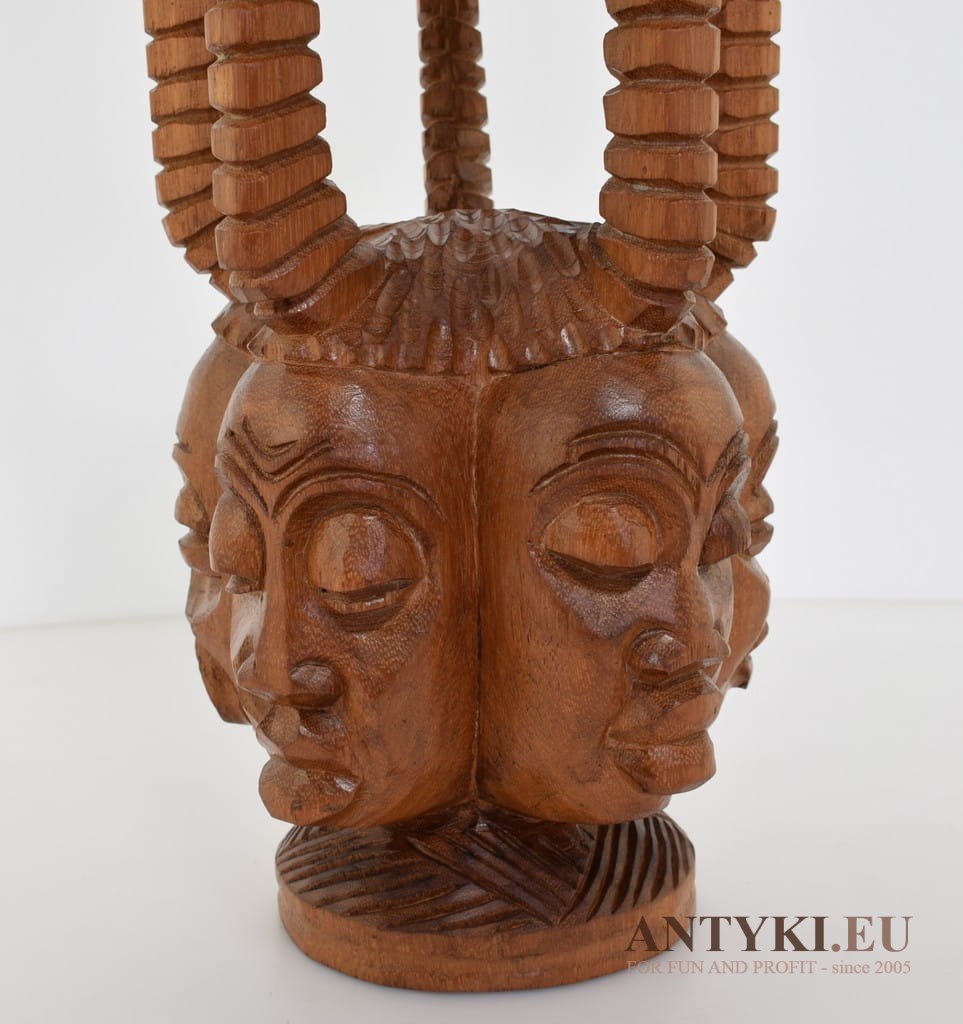 Afrykańska rzeźbiona popielnica.