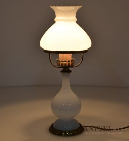 Biała, szklana lampa na stolik. Szklane lampy retro.