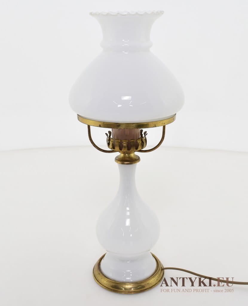 Biała, szklana lampa na stolik. Szklane lampy retro.