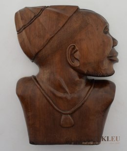 Drewniana rzeźba twarzy ludzkiej.