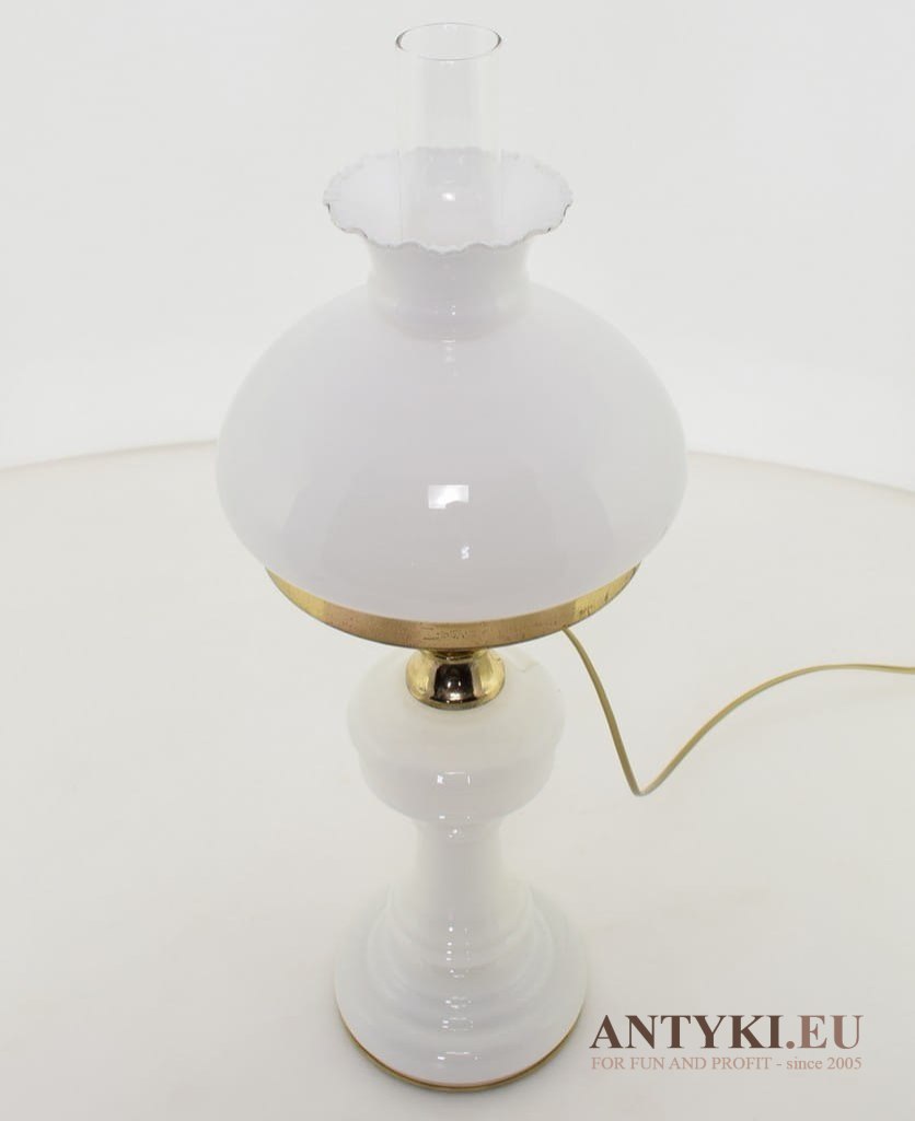 Duża biała lampa ze szkła. Oświetlenie na stolik.