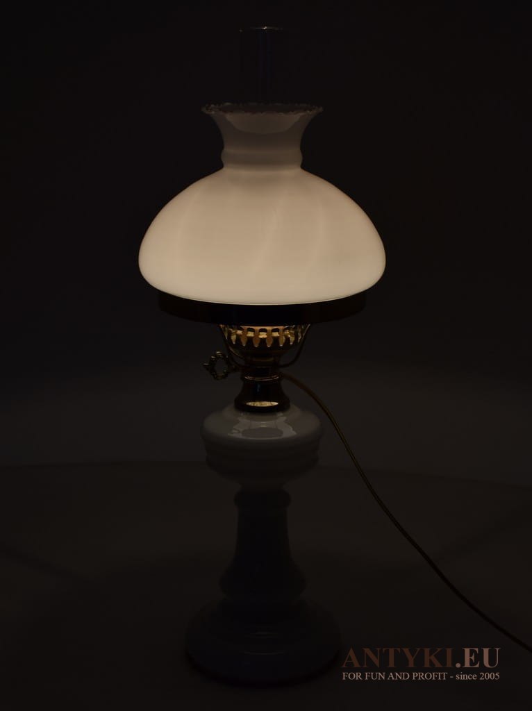 Duża biała lampa ze szkła. Oświetlenie na stolik.