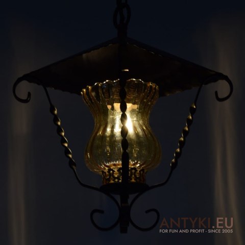 Lampa sufitowa do wiejskiej chaty. Rustykalne oświetlenie.