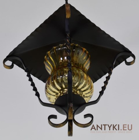 Lampa sufitowa do wiejskiej chaty. Rustykalne oświetlenie.