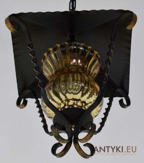 Lampa sufitowa do wiejskiej chaty. Rustykalne oświetlenie.