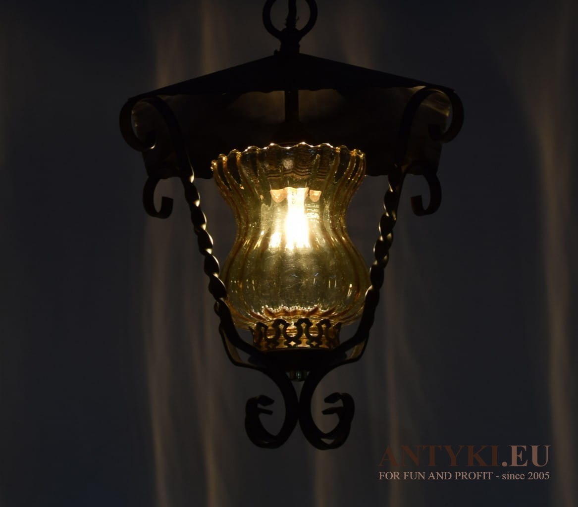 Lampa sufitowa do wiejskiej chaty. Rustykalne oświetlenie.