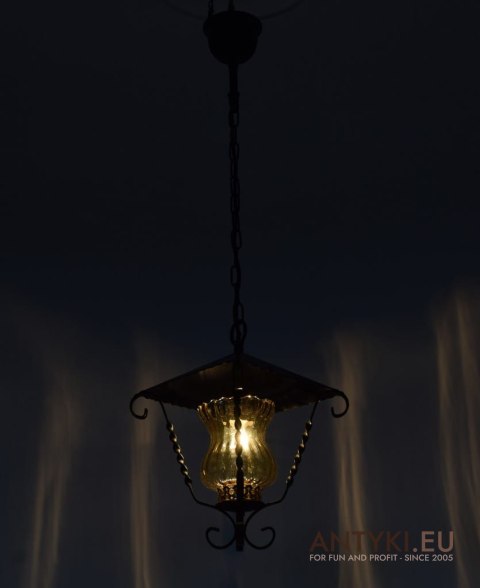 Lampa sufitowa do wiejskiej chaty. Rustykalne oświetlenie.
