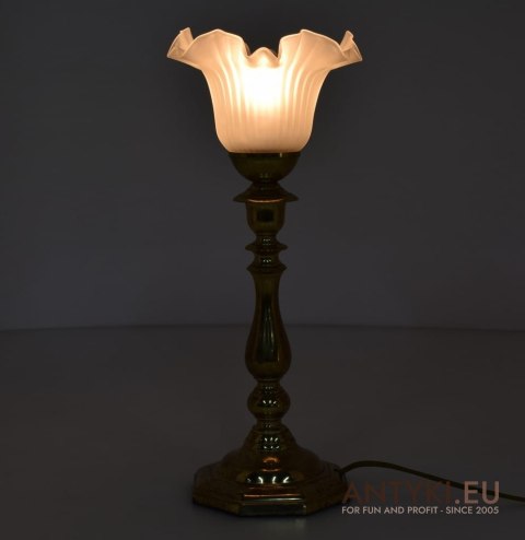 Stara lampka z kloszem. Lampy stołowe w stylu retro.
