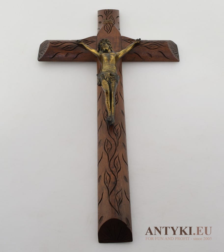 Duży antyczny góralski krzyż z Chrystusem
