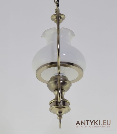 Malutka srebrna lampa do wysokiego pomieszczenia