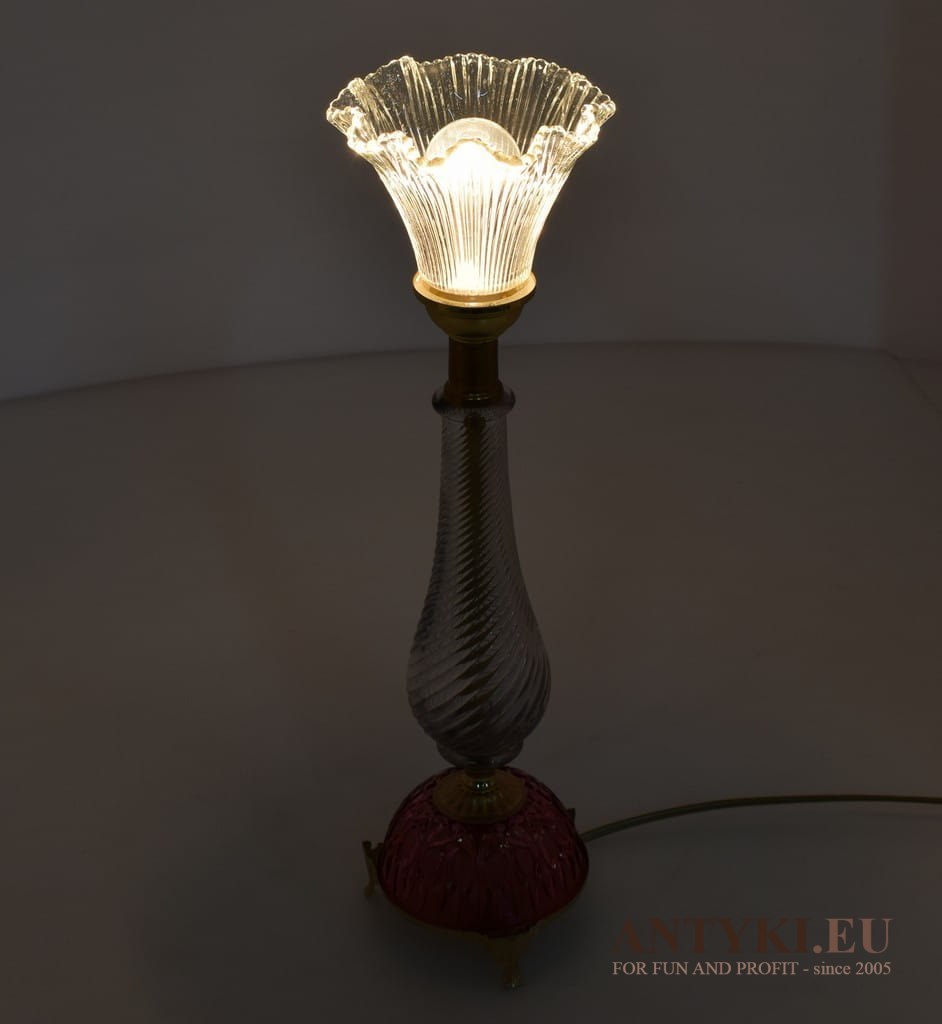 Smukła szklana lampa stołowa