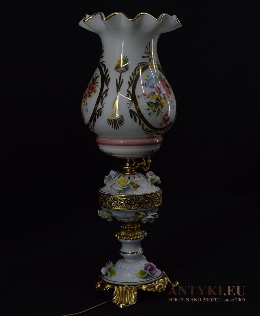 Zabytkowa porcelanowa lampa na stolik