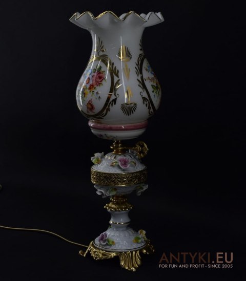 Antyczna porcelanowa lampa na stolik w pałacowym stylu.